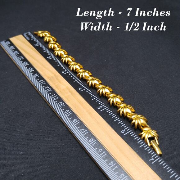 Vintage Monet Floral Satin Finish Bracelet, Gold Plated, 1960s, 7 Inches - Picture 5 of 10